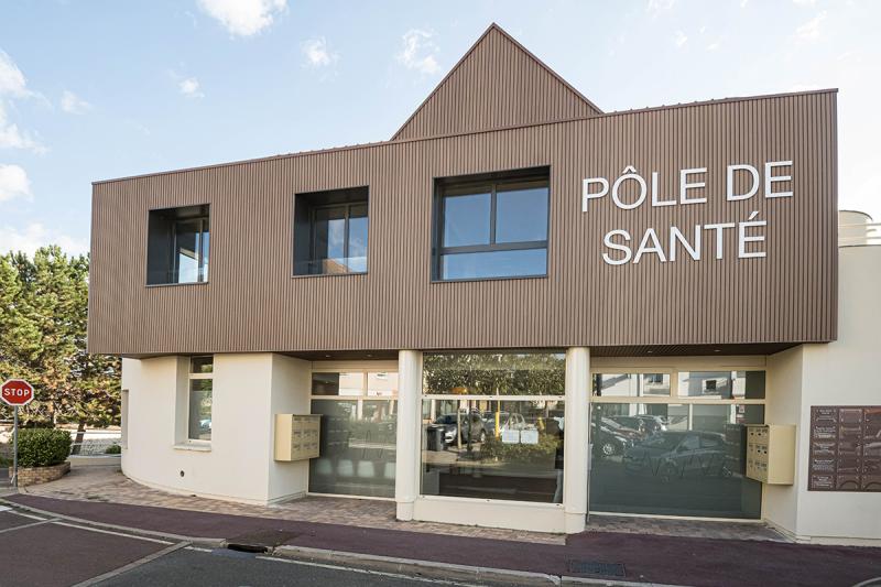 Pôle de Santé de Vernouillet : Vue du Pôle de santé depuis la place du Général de Gaulle