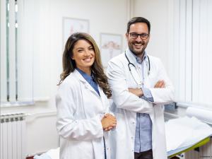  alt="Médecin salarié en centre de santé : Salaire et avis 2026"