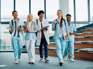 alt="Séduire les jeunes médecins : comment attirer un généraliste en maison de santé"