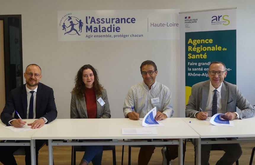 De gauche à droite :   Frédéric BRANCE, directeur de la Caisse primaire d'Assurance maladie de Haute-Loire, Clarisse GALVAING, coordinatrice de la CPTS du Brivadois, Dr Gilbert POINAS président de la CPTS du Brivadois et Loïc BIOT, directeur départemental de Haute-Loire de l'ARS Auvergne-Rhône-Alpes.